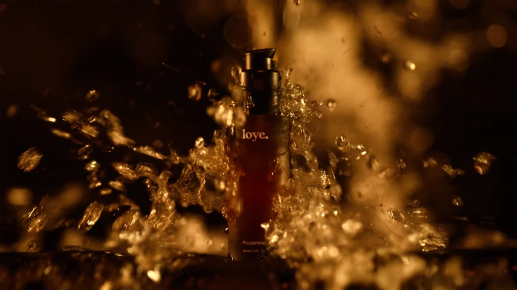 Kadr z filmu reklamowego dla marki "loye"