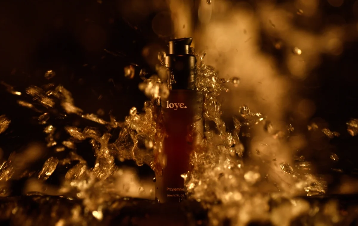 Kadr z filmu reklamowego dla marki "loye"
