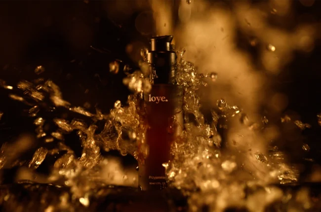 Kadr z filmu reklamowego dla marki "loye"